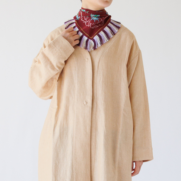 三角スカーフなので首元に綺麗に沿ってくれます