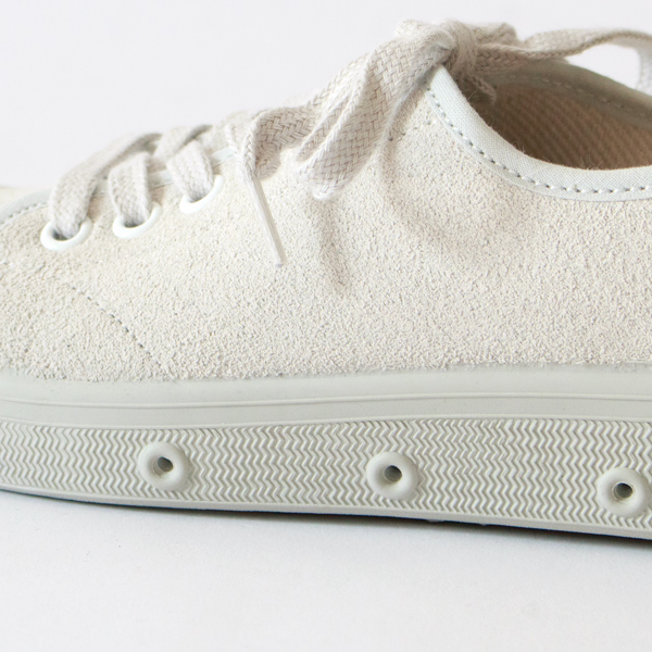 ソールには空気穴が空いています。