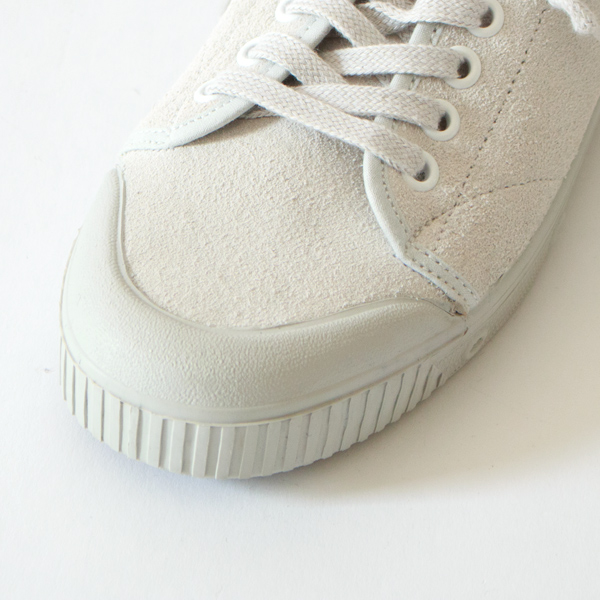 上品なスウェード素材のアッパー