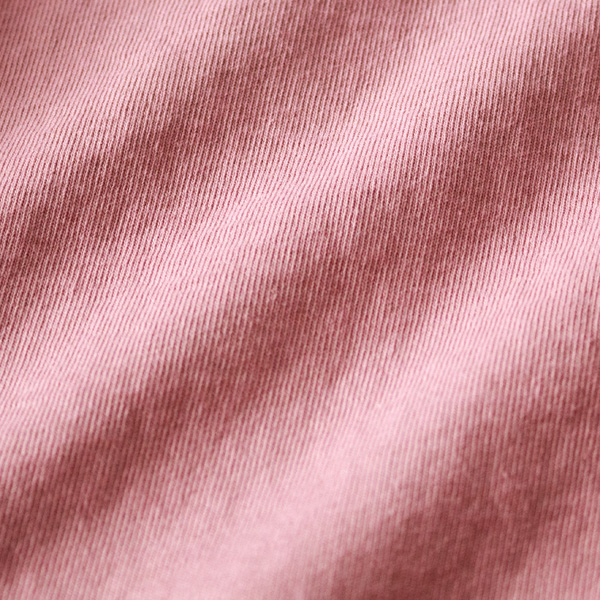 旧式の吊り編み機でゆっくりと編んだ、均一な度詰め生地