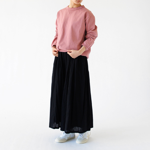 裾のリブで着丈が調節しやすいです(Old Raspberry / S 着用、身長：163cm)