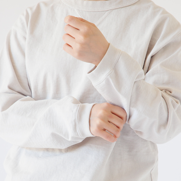 リブ付きなので、たくしあげる着こなしもできます