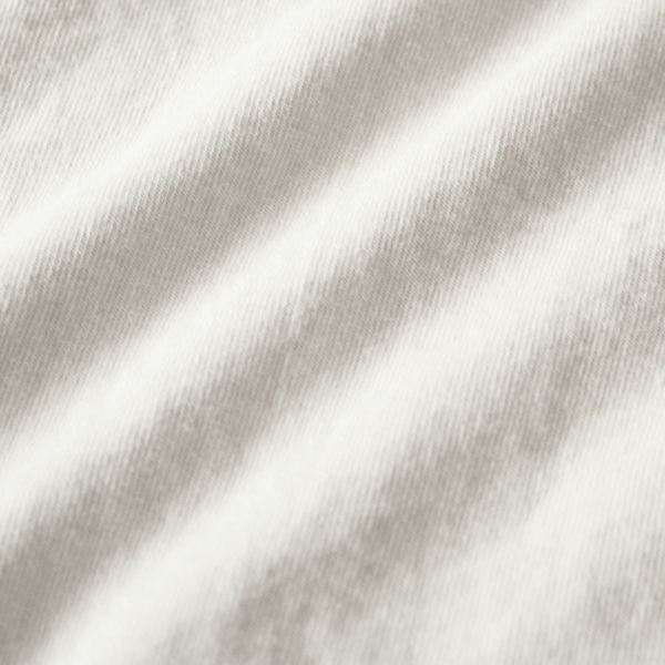 旧式の吊り編み機でゆっくりと編んだ、均一な度詰め生地