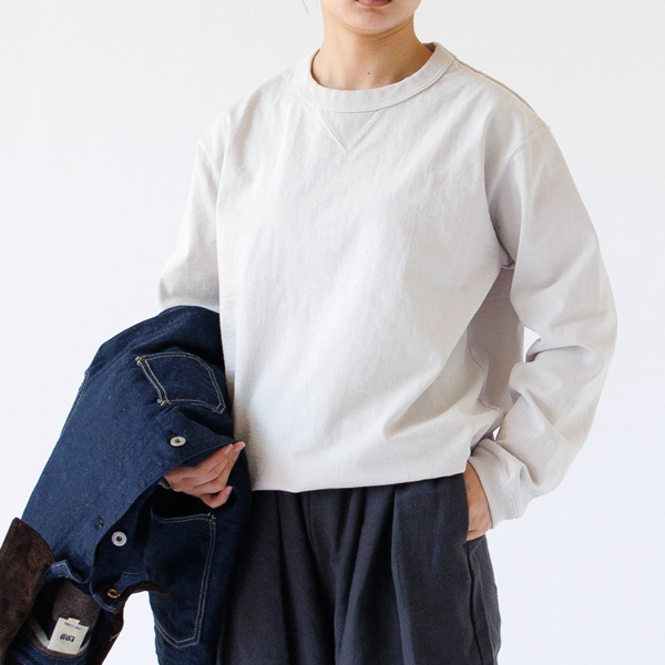 スウェットのように着られる厚手のロンT(Rosin / S 着用、身長：163cm)