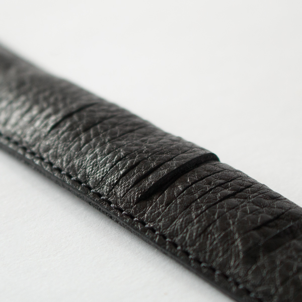 細かく切れ込みが入っています(Black) 細かく切れ込みが入っています(Black)