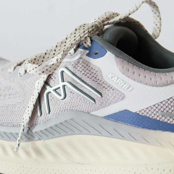 ミッドソールには改良されたAeroFoam NITROを採用し、反発性と柔らかな履き心地を両立