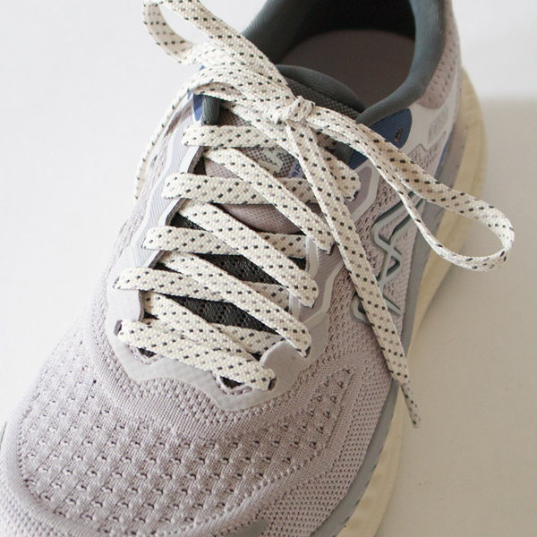 KARHU独自のFulcrum構造が着地から蹴り出しまでの体重移動を安定させ、前へと転がるような自然な推進力を生み出します