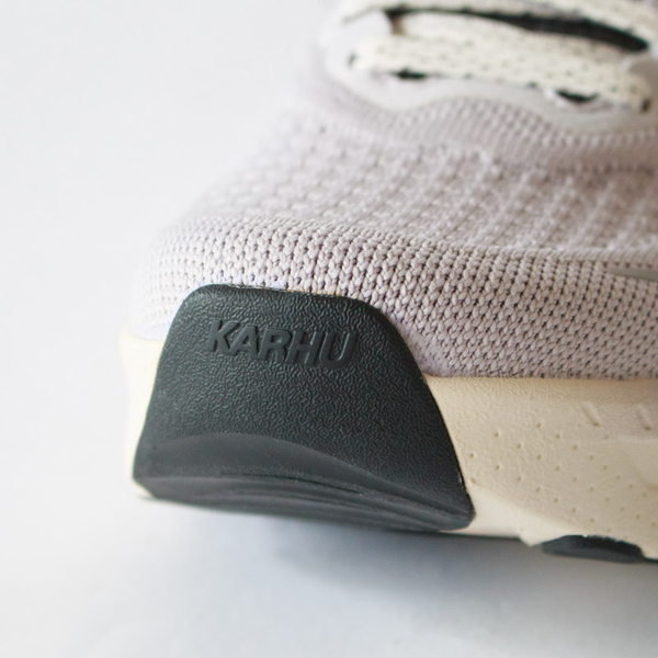 8mmのヒールドロップと強化されたトゥスプリングにより、スムーズな前進感のある走り心地