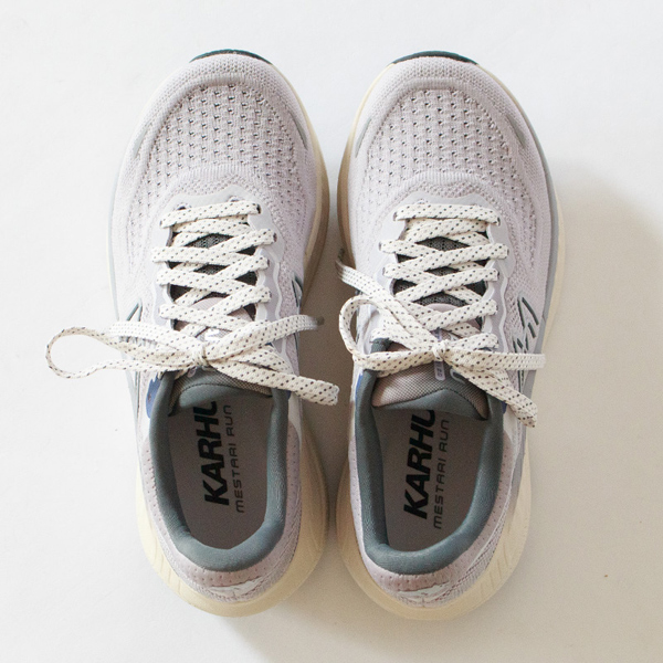 アッパーには通気性とサポート性を兼ね備えたアイデアルニットメッシュを採用