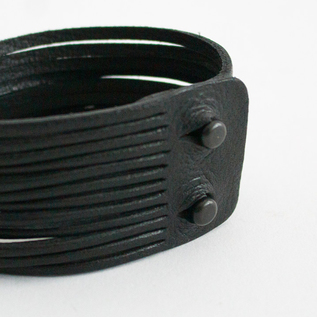 一つで重ね付け風のブレスレットです(Black)