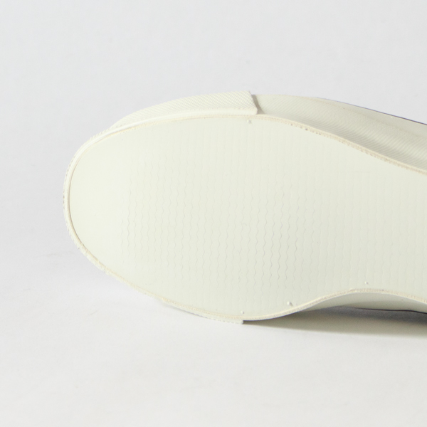 波型の切れ目が入った、滑りにくいアウトソール※入荷時期により仕様が異なります。