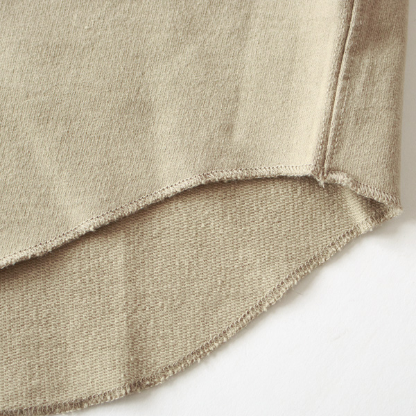 裾の切りっぱなしのようなデザインもどんなボトムスにも合わせやすい(SAND BEIGE) 裾の切りっぱなしのようなデザインもどんなボトムスにも合わせやすい(SAND BEIGE)