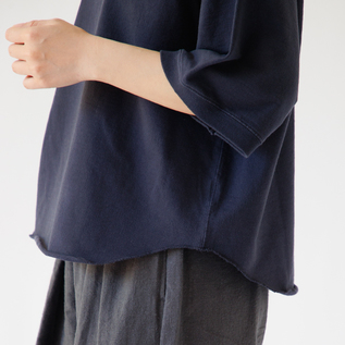 横から見た時のダボつきも少ない(NAVY)