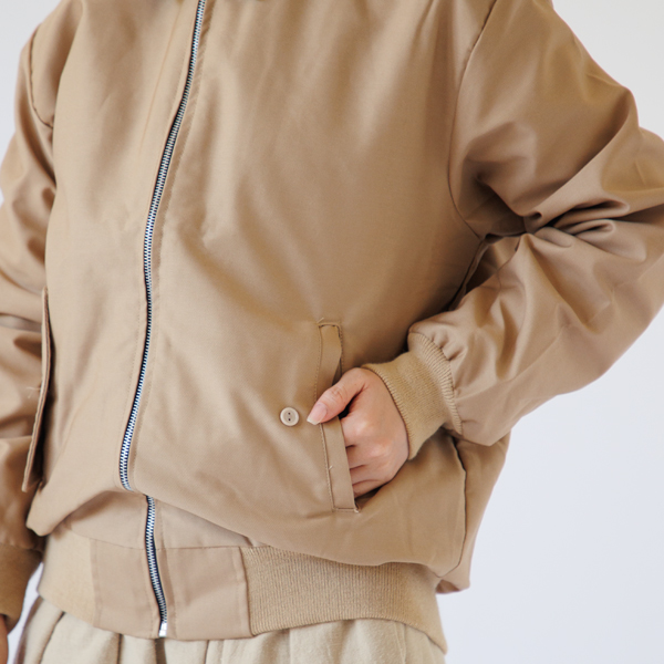 パスポートが収まるサイズのパッチポケット パスポートが収まるサイズのパッチポケット