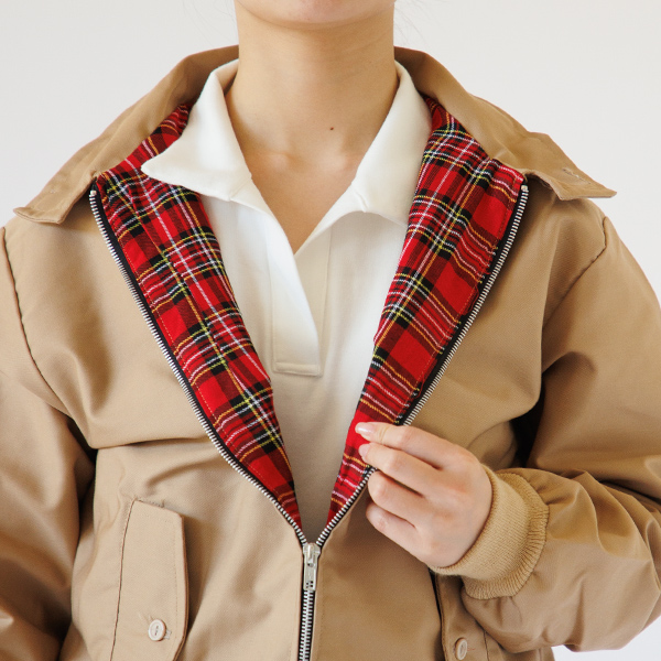 首元から裏地が見えてアクセントに 首元から裏地が見えてアクセントに