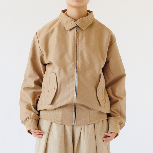 張り感がありますが、お洗濯をしたり着続けてこなれていきます 張り感がありますが、お洗濯をしたり着続けてこなれていきます