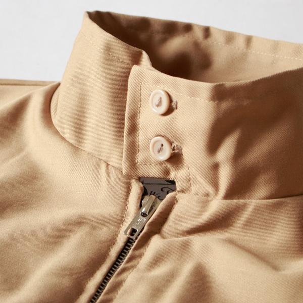 ボタン閉じると風を避けるにも良い襟 ボタン閉じると風を避けるにも良い襟