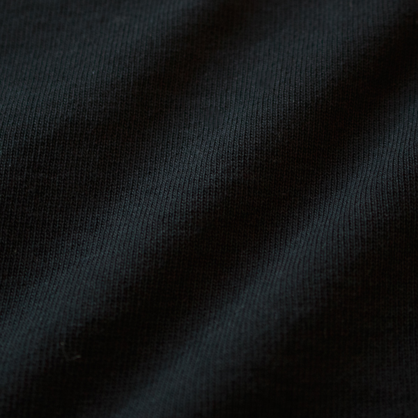 肌触りの良さと耐久性に優れる生地（身長：163cm）