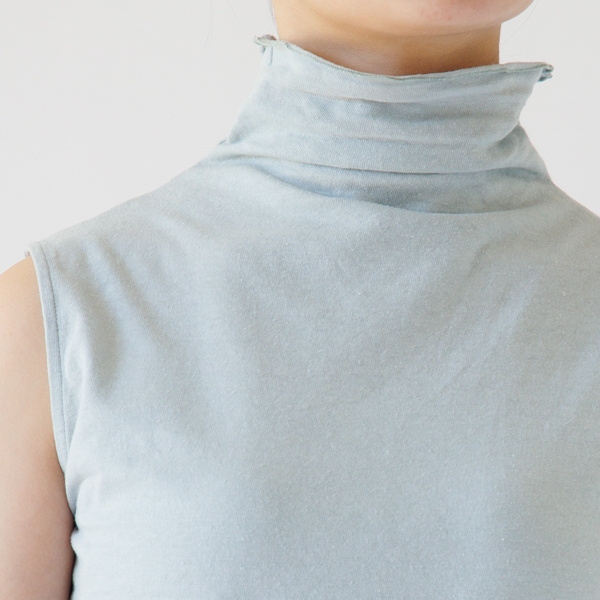 くしゅっとしたハイネックが、首元をしっかりと覆ってくれます(LIGHT BLUE)