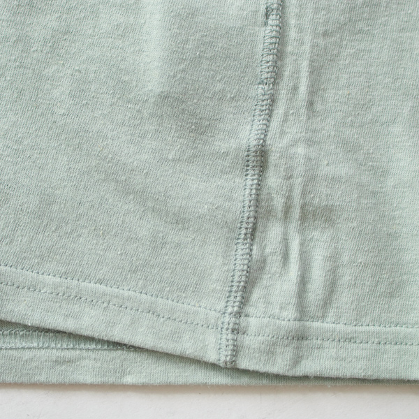 両脇は縫い代をステッチで潰してフラットに(LIGHT BLUE)