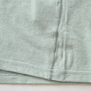 両脇は縫い代をステッチで潰してフラットに(LIGHT BLUE) 両脇は縫い代をステッチで潰してフラットに(LIGHT BLUE)
