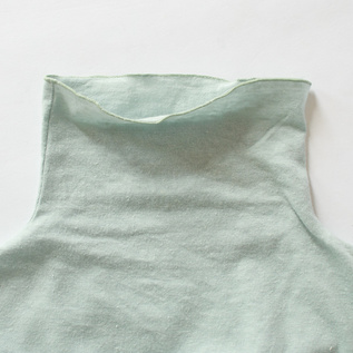 首の生地端はメロー始末(LIGHT BLUE) 首の生地端はメロー始末(LIGHT BLUE)