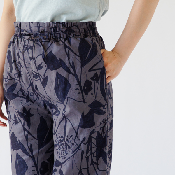 両脇にはシームポケットを配置(身長163cm・CHARCOAL) 両脇にはシームポケットを配置(身長163cm・CHARCOAL)