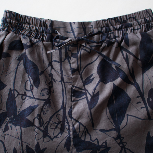 ウエストはゴム+紐でサイズ調整可能(CHArCOAL) ウエストはゴム+紐でサイズ調整可能(CHArCOAL)