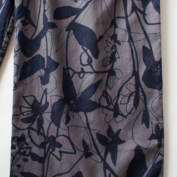 インパクトのあるボタニカル柄(CHARCOAL) インパクトのあるボタニカル柄(CHARCOAL)