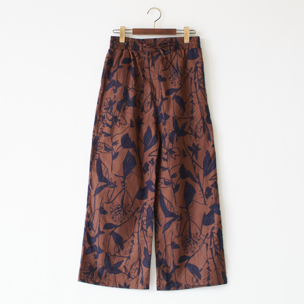 コットンビエラ ボタニカルイージーパンツ(BROWN)
