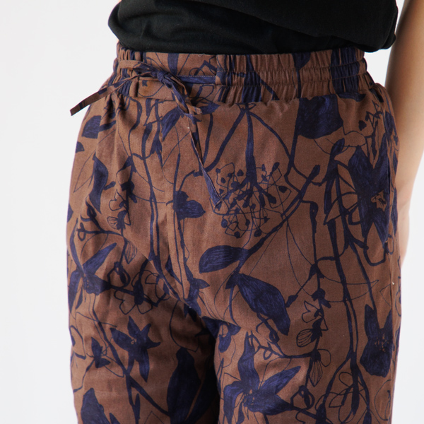 ウエストインするとデザインポイントに(身長163cm・BROWN) ウエストインするとデザインポイントに(身長163cm・BROWN)