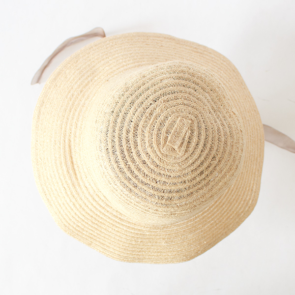 ボックス型のシルエットでワンピースの味付けにも、マニッシュなスタイルにもよく似合います