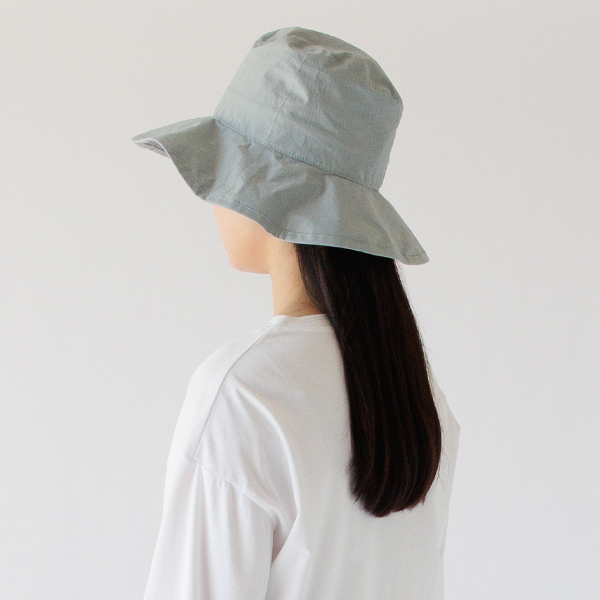 クラウン（頭頂部）全体の形を丸くするのではなく、あえて細長く設計(Sax)