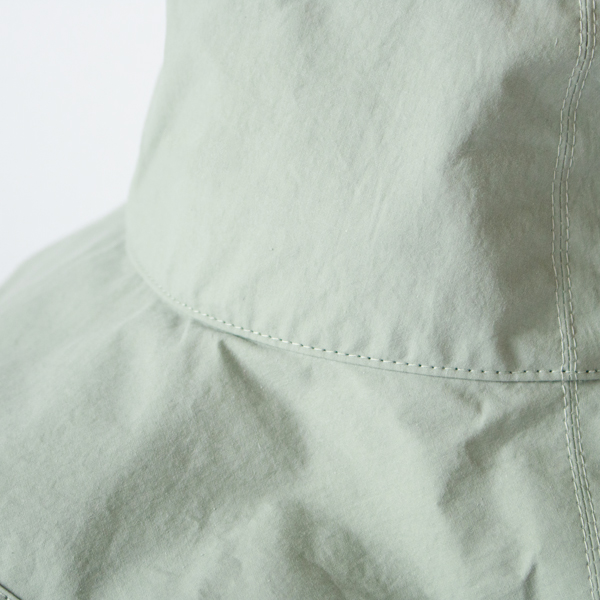 多少の雨も弾いてくれる生地で、春先、梅雨時期、真夏と長く活躍してくれます(Sax)