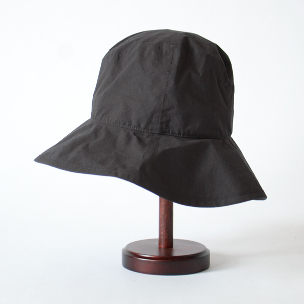 ハットの生地は独自のウレタン加工をしているので、ハリのある質感(C.Grey)