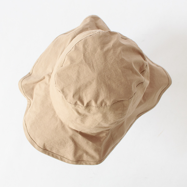 クラウン（頭頂部）全体の形を丸くするのではなく、あえて細長く設計(Beige)