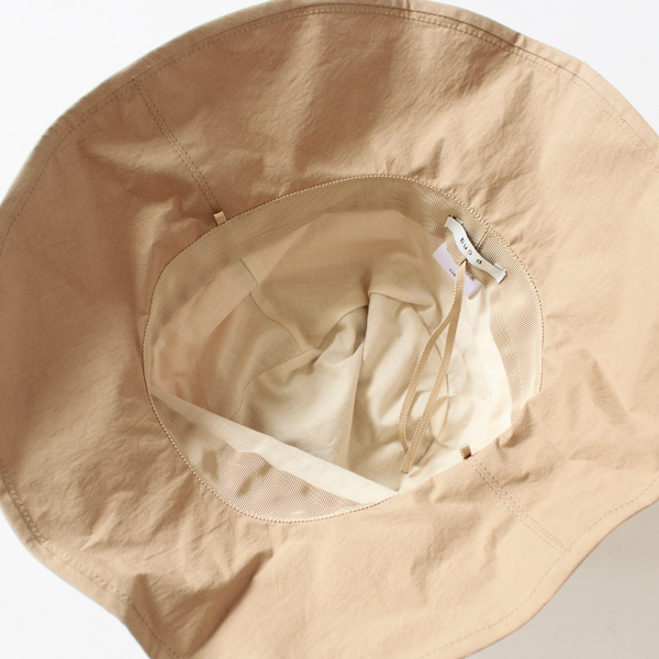 ハットの生地は独自のウレタン加工をしているので、ハリのある質感y(Beige)