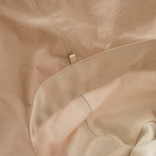 雨や水濡れにも強いです。シワも気になりづらい(Beige)