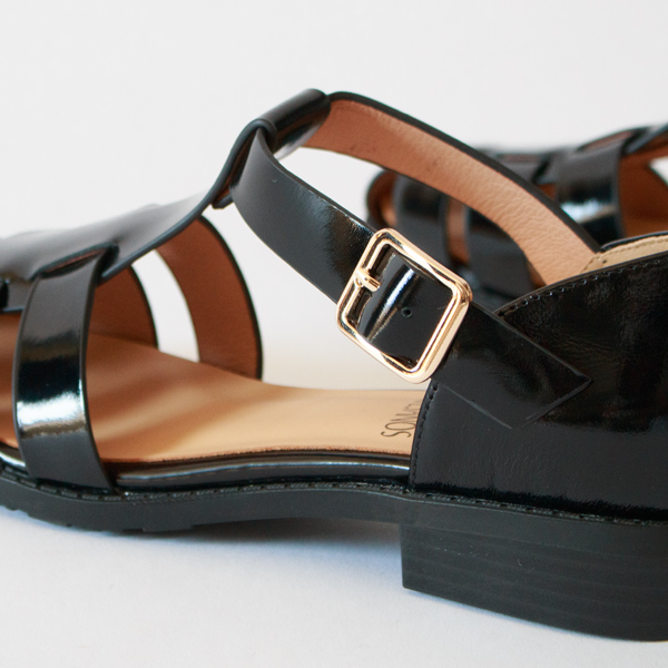 甲の高さはサイズ調整可能 甲の高さはサイズ調整可能