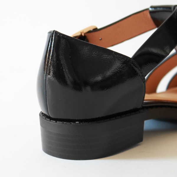 手縫いでしっかり足にフィットする 手縫いでしっかり足にフィットする