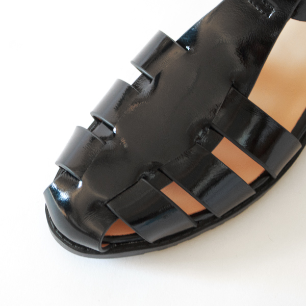 つま先まで緩やかにすっきりとした見た目 つま先まで緩やかにすっきりとした見た目