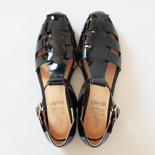 ガラスレザー(カウレザー)を使用した上品なサンダル ガラスレザー(カウレザー)を使用した上品なサンダル