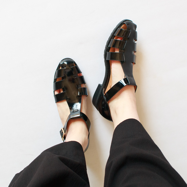 足元に抜け感を添えつつ、装いをほどよく引き締めてくれます 足元に抜け感を添えつつ、装いをほどよく引き締めてくれます