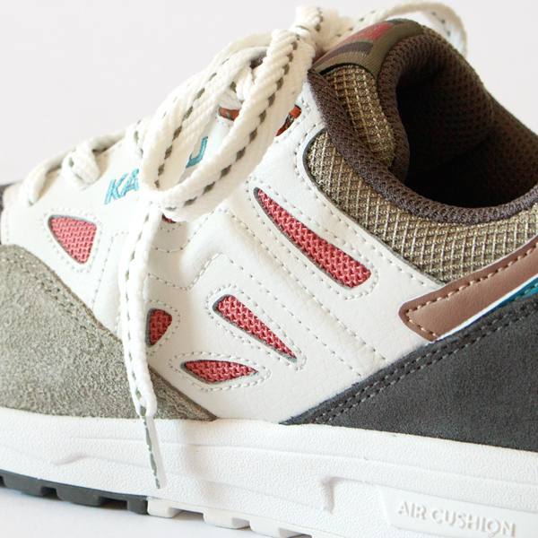 マホガニーカラーが散りばめられています マホガニーカラーが散りばめられています