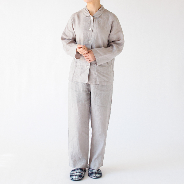 第一ボタンを留めたバージョン(身長163cm・GREY) 第一ボタンを留めたバージョン(身長163cm・GREY)