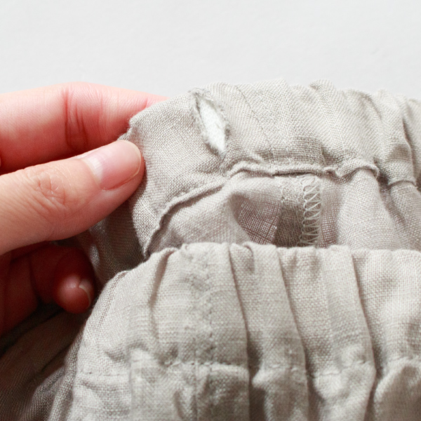 後身頃側にゴムの替え口があります(GREY) 後身頃側にゴムの替え口があります(GREY)