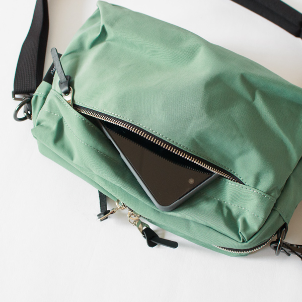 正面にはファスナー付きのポケットがついています。(WEEKEND SHOULDER)