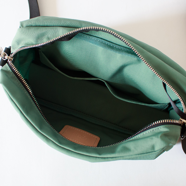 内側には仕切りつきのポケットがあります。(WEEKEND SHOULDER)