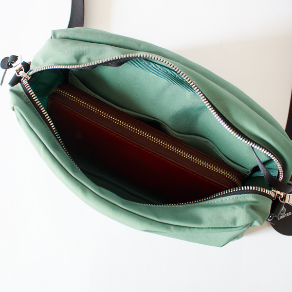 長財布も入ります。(WEEKEND SHOULDER)