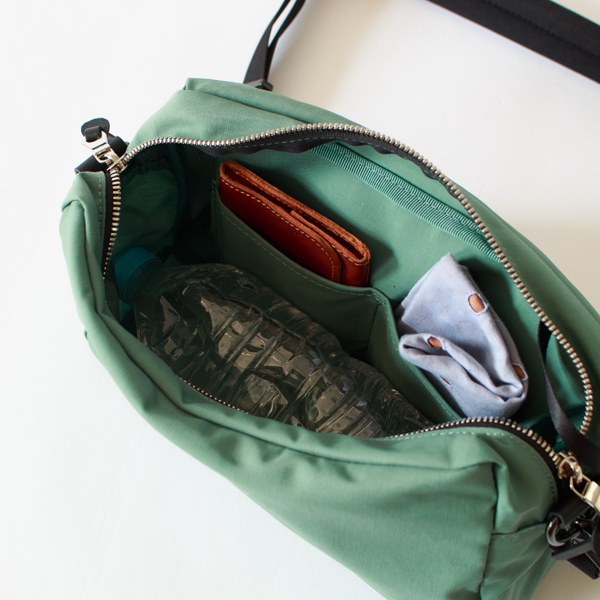 内側には仕切りつきのポケットがあります。(WEEKEND SHOULDER)